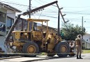 Pá Carregadeira apresenta problemas mecânicos e atinge poste de energia elétrica