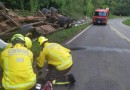 Motorista fica ferido ao sair da pista e capotar caminhão
