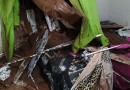 Deslizamento de terra afeta três residências e deixa moradores em alerta no Oeste