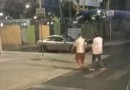Motorista desce de ônibus e auxilia deficiente visual a atravessar rua em SC