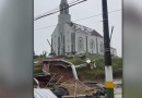 Igreja, casas e veículos são destruídos por fortes ventos em SC