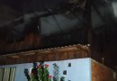 Incêndio destrói casa mista