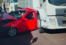 Carro fica prensado entre dois caminhões na BR-282
