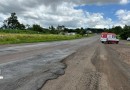 Jovem cai de moto após passar por buraco na BR-163
