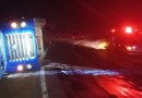 Caminhão tomba na PR-481 e deixa mulher e bebê feridas