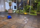 Homem tenta “espantar alienígenas” e atira pedras no fórum