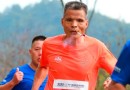 Maratonista de 50 anos corre 42 km fumando e choca internautas