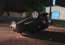 Jovem sofre escoriações em capotamento na BR-282