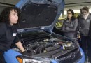 Oficina de carros para mulheres tem manicure, enquanto aguardam o conserto