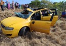 Mulher é socorrida após sair da pista e capotar veículo na SC-480