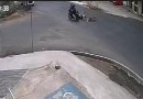 Ciclista é arrastado para debaixo de caminhão após colidir contra motocicleta