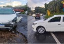 Conversão na rodovia provoca acidente entre dois carros na PR-180