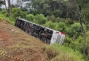 Sete pessoas morrem e 22 ficam feridas após ônibus de viagem tombar na BR-277, em Fernandes Pinheiro