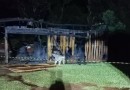 Incêndio destrói garagem e área de festas no Oeste de SC