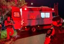 Condutor de moto sem CNH, foge de abordagem e acaba batendo em poste