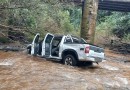 Camionete cai de ponte e deixa duas pessoas feridas