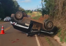 Viatura da Polícia Civil capota após colisão com caminhão no Oeste de SC