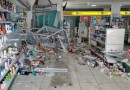 Condutora perde controle de veículo e invade estabelecimento comercial