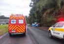 Carro invade pista contrária e provoca colisão frontal com três feridos graves