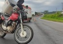 Condutor fica ferido após colidir moto na traseira de camionete na PR-180
