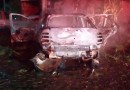 Carro é destruído por incêndio