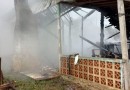 Bombeiros de Palma Sola combatem incêndio em residência em Flor da Serra do Sul