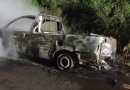 Veículo é destruído por incêndio às margens da PR-180