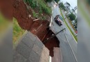 Chuva causa estragos e alagamentos em toda a região. Em Dionísio Cerqueira um poste foi sugado após uma cratera aparecer em um deslizamento