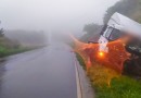 Caminhão carregado com porcos sai da pista e colide em rochas na BR-163