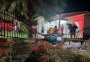 Dois homens ficam gravemente feridos após moto colidir contra muro