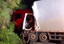 Acidente na BR-282 deixa caminhoneiro preso nas ferragens e interdita rodovia