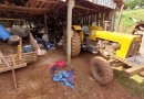 Jovem é prensado por trator contra pilar de galpão no interior do município