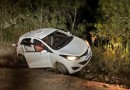 Mulher é encontrada esfaqueada dentro de carro; homem diz que ela foi assaltada, mas vítima afirma que foi atacada por ele