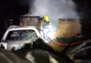 Residência e três veículos são destruídos por incêndio no interior