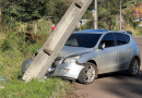 Falha mecânica faz carro colidir em poste de alta tensão