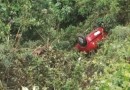 Condutora sai da pista e cai em ribanceira após desviar de caminhão na BR-282
