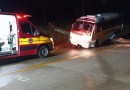 Queda de pinheiro interdita SC-305 e provoca acidente com micro-ônibus