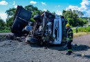 Caçamba carregada de brita saí da pista e tomba às margens da BR-163, motorista sofre ferimentos leves