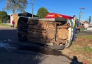 Acidente entre dois carros deixa veículo tombado em cruzamento