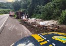 Motorista morre após caminhão tombar