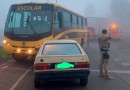 Colisão entre carro e ônibus escolar deixa um ferido