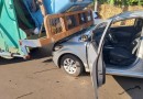 Condutor de carro fica ferido ao colidir na traseira de caminhão de coleta de lixo
