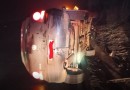 Carro colide em barranco e tomba na BR-282