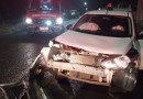 Mulher fica ferida após colisão entre carros