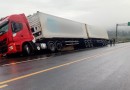 Carreta sai da pista na BR-158, próximo ao entroncamento com a BR-282