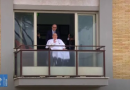Papa Francisco recebe alta após 37 dias e faz primeira aparição aos fiéis