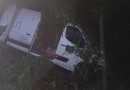 Motorista de van fica ferido em colisão contra caminhão
