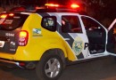 Homem avança semáforo, da “cavalinho de pau” e quase colide em viatura