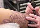 Tatuadora é indiciada por lesão corporal gravíssima contra adolescentes em Maravilha
