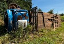 Caminhão capota na PR-281 e deixa dois feridos